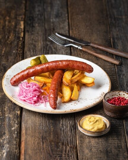Тушеные мюнхенские колбаски с картофелем в немецком стиле